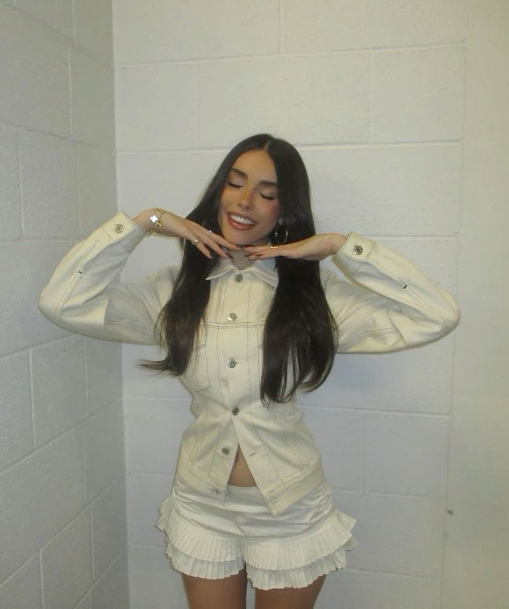 smeacat's tweet photo. happy birthday madison beer!! 👑🧸 https://t.co/jAtwSZG7O6