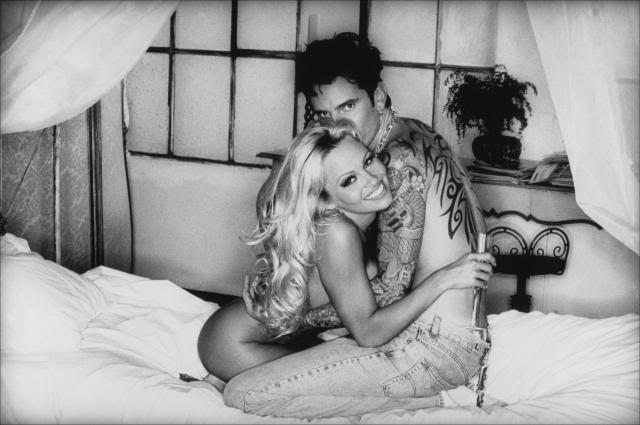 ¿Sabías que uno de los primeros grandes escándalos de privacidad en Internet ocurrió en 1995?

Ese año, el vídeo privado de Pamela Anderson y Tommy Lee fue robado de su propia casa y difundido sin su consentimiento.

Hoy, mirando desde 2026, han pasado más de treinta años desde