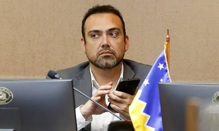 Oye <a href="/KarimBianchi/">Karim Bianchi Senador</a> 
¿Cuál es tu explicación para no haber votado contra liberar a bestias criminales?
¿No te da vergüenza?