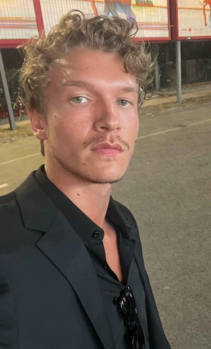 dsbuckleys's tweet photo. the curls, the tan, the black, the scruff rahhhhhhh https://t.co/PmlU98EMDl