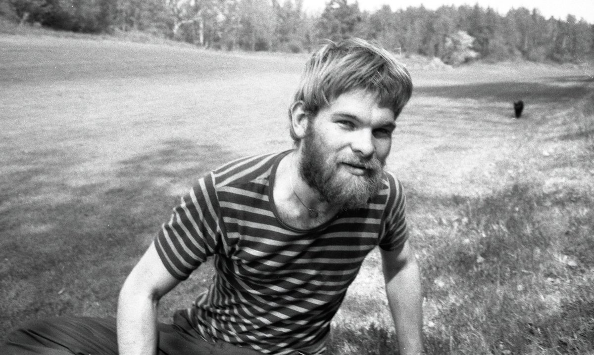 lassetur_o's tweet photo. Selfie

An image from around 1980. A time when a selfie was not yet a concept, just a moment when the photographer stepped into the frame. The camera was mechanical, the film limited, and every exposure had its value. Yet it was in moments like these that photography also became personal – a small trace of the one standing behind the camera.

95085608
#Selfie #AnalogPhotography #PhotographyHistory #1980s #lassetur