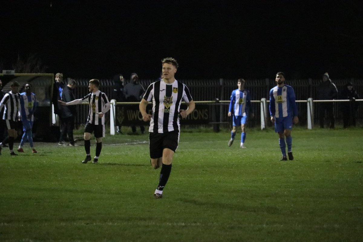 Whitehead signs on the dotted line ✍️

We are pleased to announce the signing of defender Kyran Whitehead!

Tuesday night’s defeat saw Ky play a full 90 minutes and was a huge presence in the back line. He won aerial and ground battles throughout.

Welcome, Kyran 🙌

📸 Jess