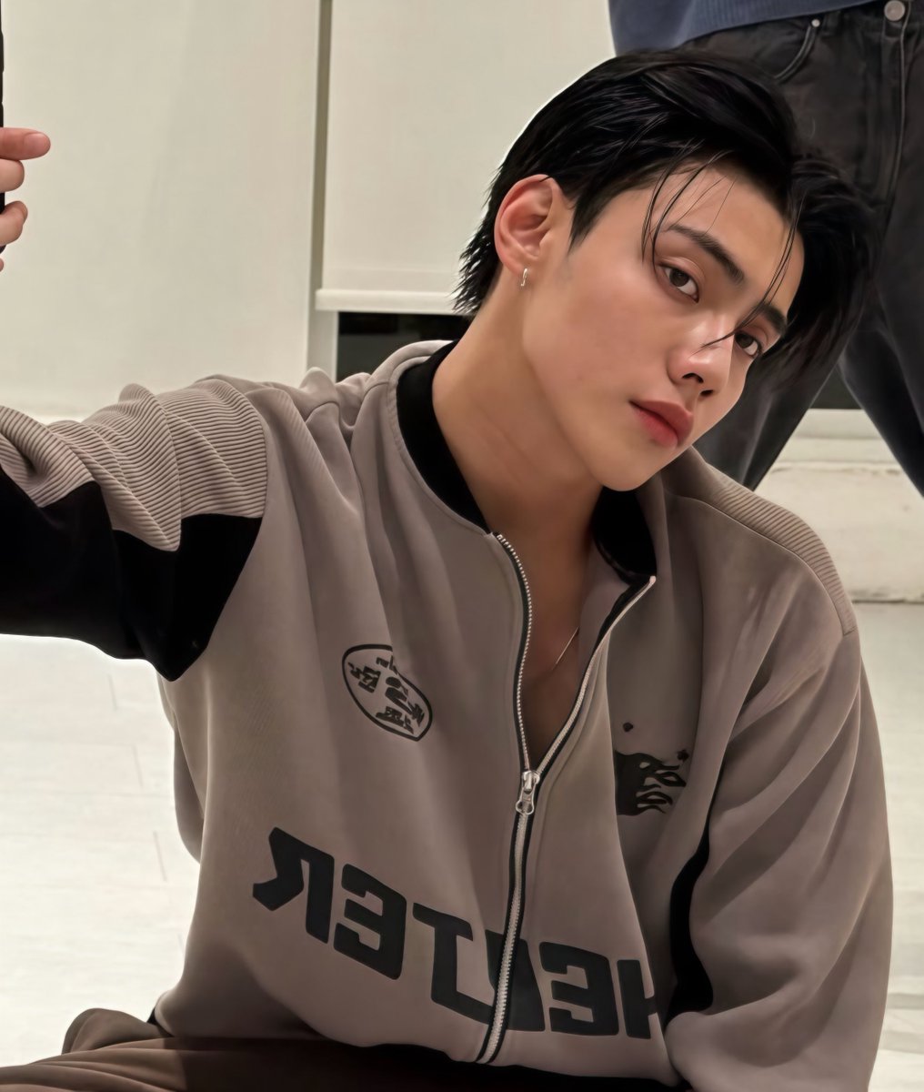 ○ หนุ่มใต้
○ หน้าคม
○ กรามชัด
○ ต่างหูห่วง
○ ไทป์ม๋าเด็ก
○ ลักยิ้มสยาม
○  golden skin
◉ ถูกทุกข้อ