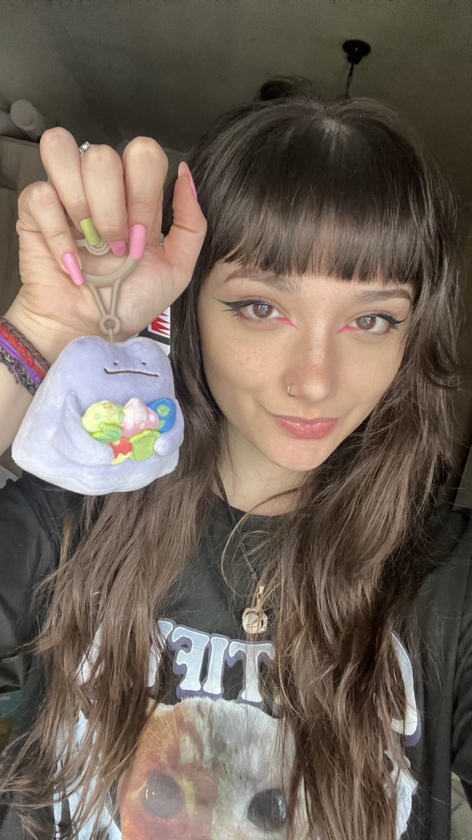 inanilux's tweet image. ME MUUEEERO DE AMOR🤧❤️‍🩹

Muchísimas gracias por este kit de terrario y el llavero de ditto @Pokemon_ES_ESP 🩷💚

He estado un rato entretenida (para nada se me han caído las piedras y las he tenido que recoger)

#PokemonPokopia #Pokemoninfluencer #regalo