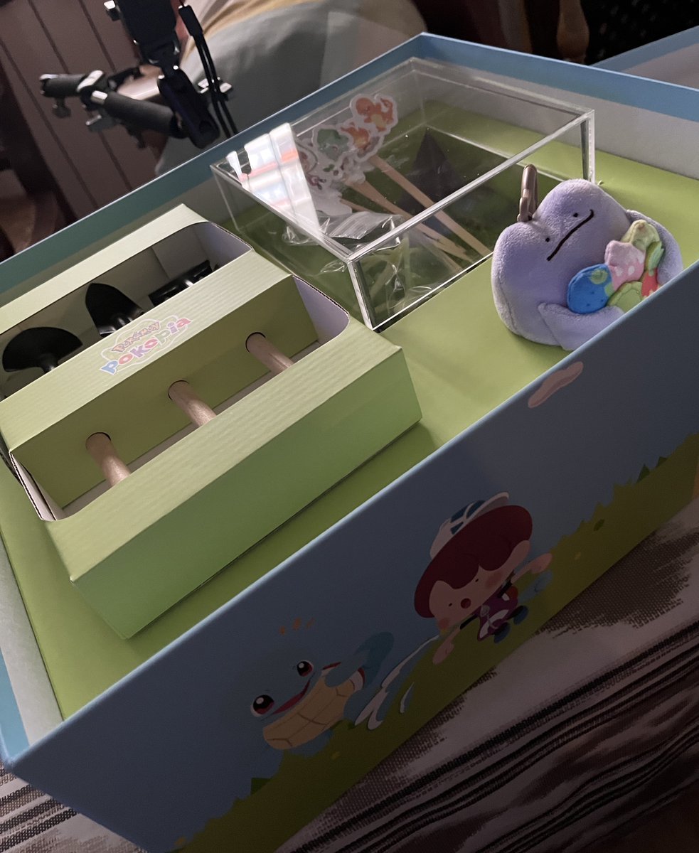 inanilux's tweet image. ME MUUEEERO DE AMOR🤧❤️‍🩹

Muchísimas gracias por este kit de terrario y el llavero de ditto @Pokemon_ES_ESP 🩷💚

He estado un rato entretenida (para nada se me han caído las piedras y las he tenido que recoger)

#PokemonPokopia #Pokemoninfluencer #regalo