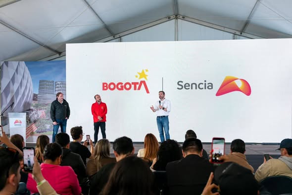 #BogotaClickTvSm
El alcalde <a href="/CarlosFGalan/">Carlos F. Galán</a> anunció el inicio de los trabajos para la construcción del nuevo estadio Nemesio Camacho El Campín, que será el más moderno de Latinoamérica, con capacidad para más de 50.000 espectadores, techo retráctil y estándares FIFA. <a href="/Bogota/">Alcaldía de Bogotá</a>