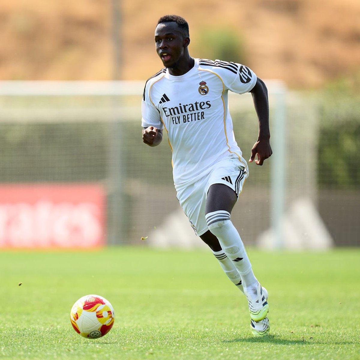 AdriRM33's tweet photo. 🚨 Desde Valdebebas cuentan que LAMINI FATI ha IMPRESIONADO y ha destacado en varios ejercicios realizados, mostrando buena lectura para ajustar su posición tras pérdida y rapidez para cerrar espacios en campo abierto. 

Físicamente potente y con velocidad en desplazamientos largos, se trata de un zaguero que transmite seguridad en los duelos individuales y que se adapta con naturalidad a los escenarios de defensa adelantada. 

Dos cualidades que encajan especialmente bien en el fútbol blanco. Además, sin ser un gigante, Lamini tiene un gran poderío aéreo sustentado en un potente tren inferior y buen timing. 

Aunque su gran virtud es que no le importa disfrutar del fútbol sin preocuparse en exceso con lo que uno deja detrás.

{ @marca }