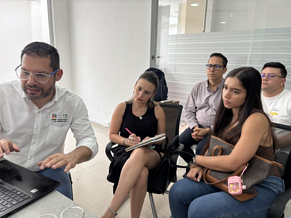 Avanzamos en el fortalecimiento de la educación rural con tecnología! En articulación con la <a href="/sedtolima/">SEDTOLIMA</a> y la <a href="/Semibague2020/">Secretaría de Educación de Ibagué</a>, se impulsa una iniciativa que integra analítica de datos e IA para potenciar la productividad del campo 🌱💻 #PlanRegionalEducacion