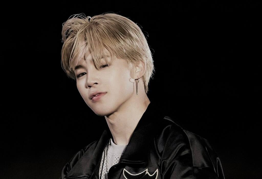 jikook au | amor (agri)doce 🍬

jeongguk é um estudante de música que toca em bares e mora no dormitório da faculdade.  

até que vê alguém que nunca pensou que ia reencontrar, ainda mais com uma aparência tão… rebelde, e que agora também será seu novo roommate.