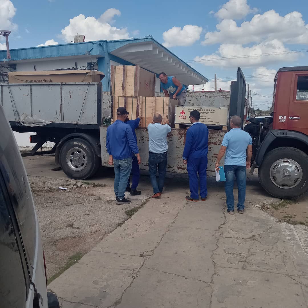 Laboran los trabajadores de #Etecsa_Jaguey Agramonte, en la instalación de sistemas fotovoltaicos, con el fin de garantizar a la población los servicios de telecomunicaciones ante el déficit de combustible para la generación eléctrica en el país.
#EtecsaConCuba
#Matanzas