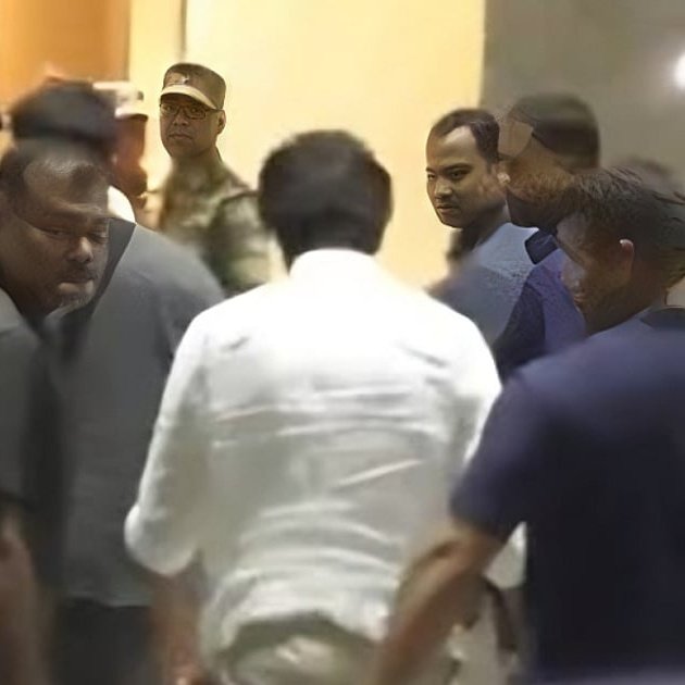 TrollywoodX's tweet photo. According to Vijay fans

Cheating on his wife, having an illicit affair and flaunting it is called GUTS.

Wish he had the GUTS while running away from Karur. https://t.co/hvQnIiJwqI