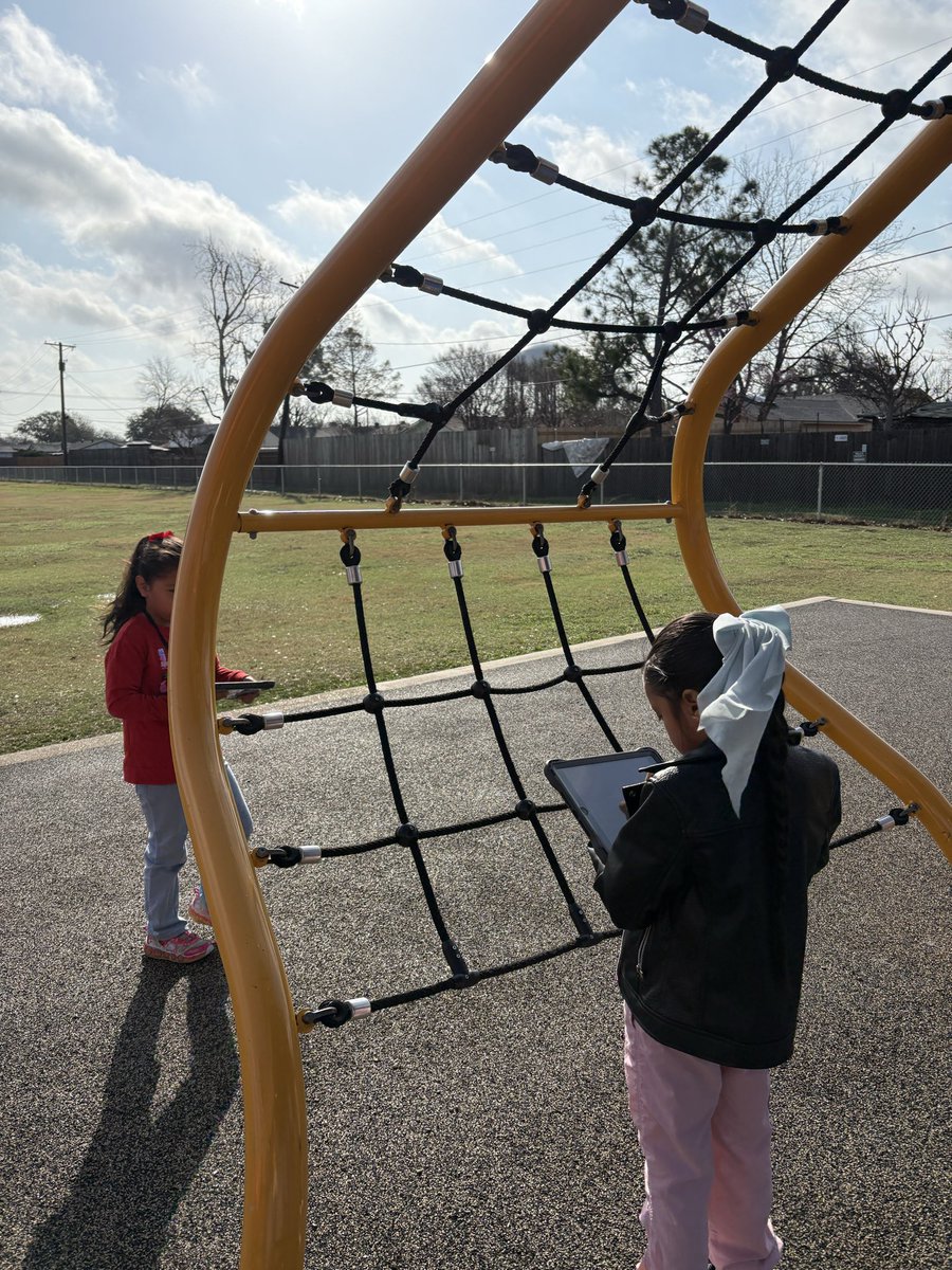 mscruzhdz's tweet photo. From the classroom to the playground📱Our mathematicians used their iPads to document 2D shapes and their attributes during a playground shape hunt. Real-world math learning! 🛝#RISDBeTheOne #RISDAIM @AppleEDU https://t.co/eqd8qTwpzq