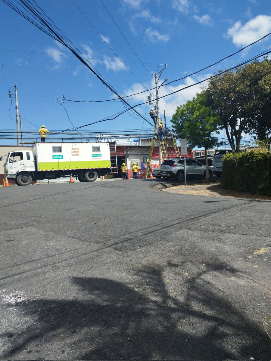 Nos pusieron un poste más alto <a href="/Claro_CostaRica/">Claro Costa Rica</a> , el otro ya está todo doblado por la carga de cables, sería sensato venir a reinstalar la fibra óptica.