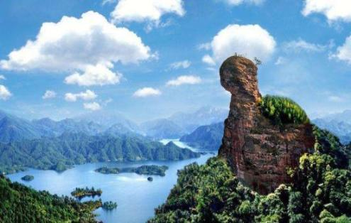 ChinaEmbPoland's tweet image. Część kompleksu "Chiński Danxia" wpisanego na listę światowego dziedzictwa UNESCO znajduje się również w prowincji Fujian, w malowniczym okręgu Taining. To właśnie tutaj natura wyrzeźbiła w skałach niezwykłe krajobrazy – strome, czerwone klify, głębokie kaniony i labirynty