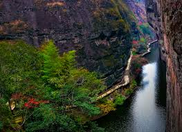 ChinaEmbPoland's tweet image. Część kompleksu "Chiński Danxia" wpisanego na listę światowego dziedzictwa UNESCO znajduje się również w prowincji Fujian, w malowniczym okręgu Taining. To właśnie tutaj natura wyrzeźbiła w skałach niezwykłe krajobrazy – strome, czerwone klify, głębokie kaniony i labirynty