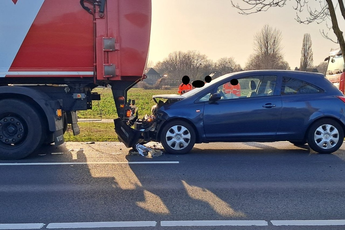 Auto botst op vuilniswagen in Sint-Oedenrode