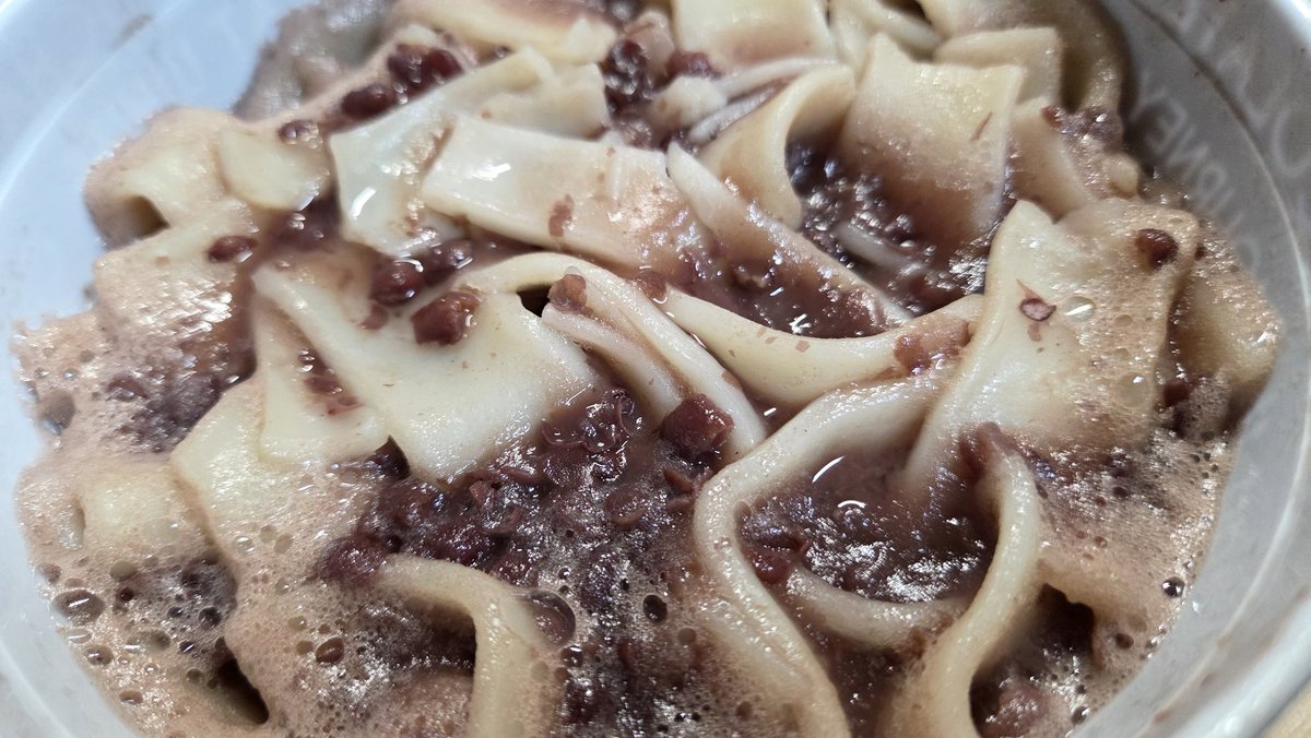 css4H0YexBjjtRl's tweet image. 夜更けに｢あﾝずぎばっと｣←ストレートに｢あずきばっと｣とは言いません！笑
最近 #KANTA くんも大好きになった｢あﾝずぎばっと｣
スーパーで良く見るお切り込みうどんで年の功が作ります
ウチはあんこシャバシャバではないんです😁