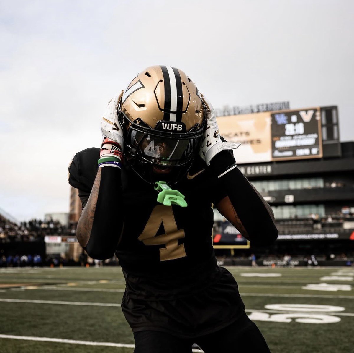 Logan Thompson tweet media