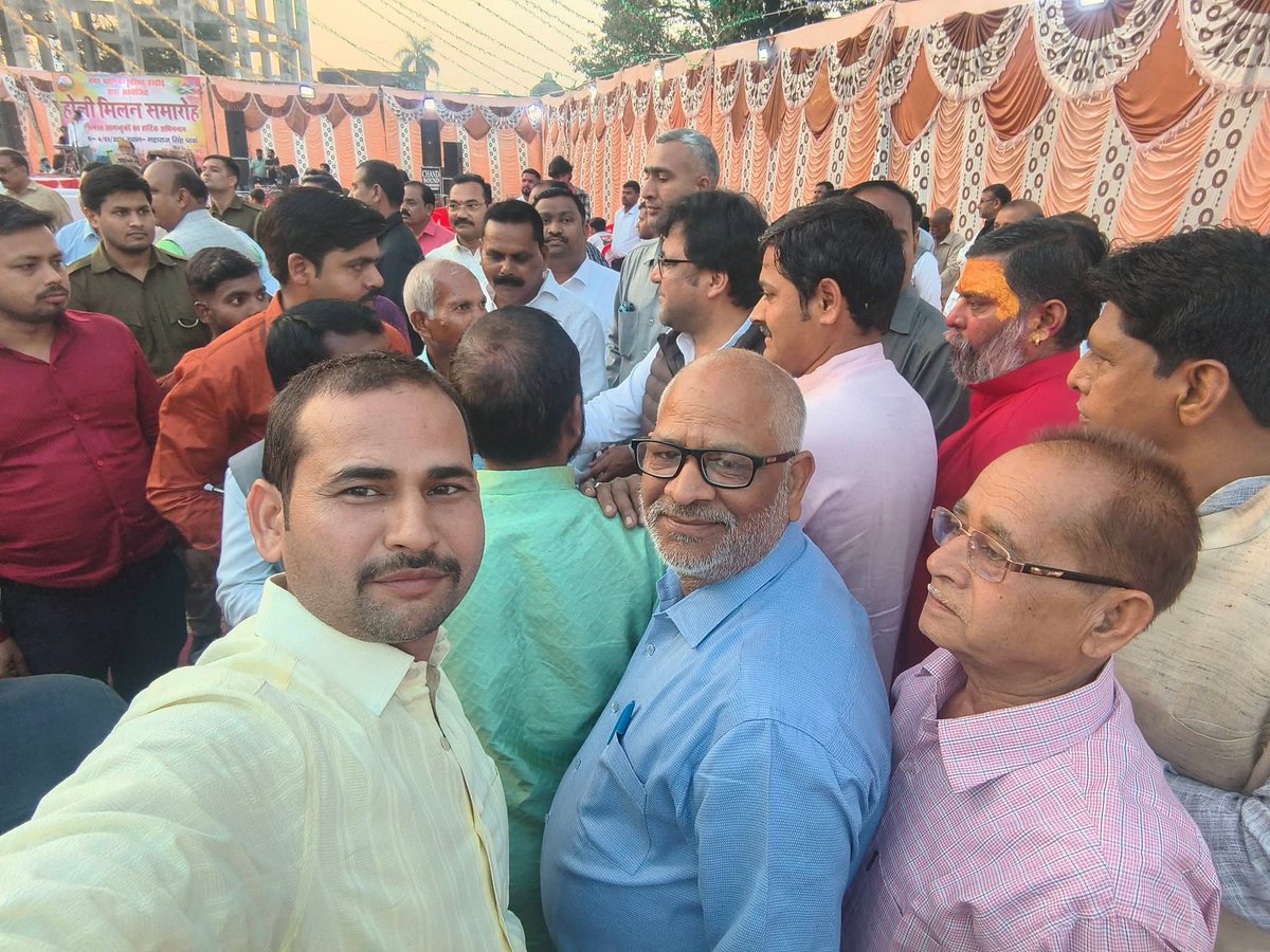 Deepak_J1's tweet photo. महाराज सिंह पार्क में आयोजित #होली_मिलन_समारोह में सम्मिलित हुआ।
इस अवसर पर आदरणीय पिता जी Sushil Kumar Jaiswal एवं माननीय मंत्री @nitinagarwal_n जी के साथ उपस्थित होकर सभी से मुलाकात की और होली की #शुभकामनाएँ दीं। https://t.co/1NP9PisBRe