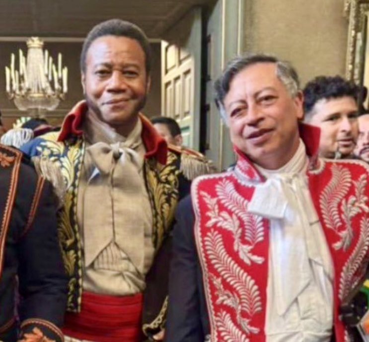 Petro es un descarriado mental, pero peor este país que le pasa todo…
Que se gaste 15.000 millones de dinero publico en financiar una película para debutar como actor con una estrella de Hollywood, en un país serio alcanzaría para derrocarlo y meterlo preso.

Pero ya en el plano