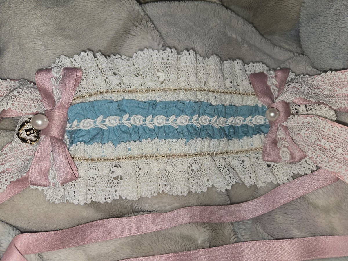 BABYの、Elegant Rococoヘッドドレスの、エメラルド色を頭に付けてみ