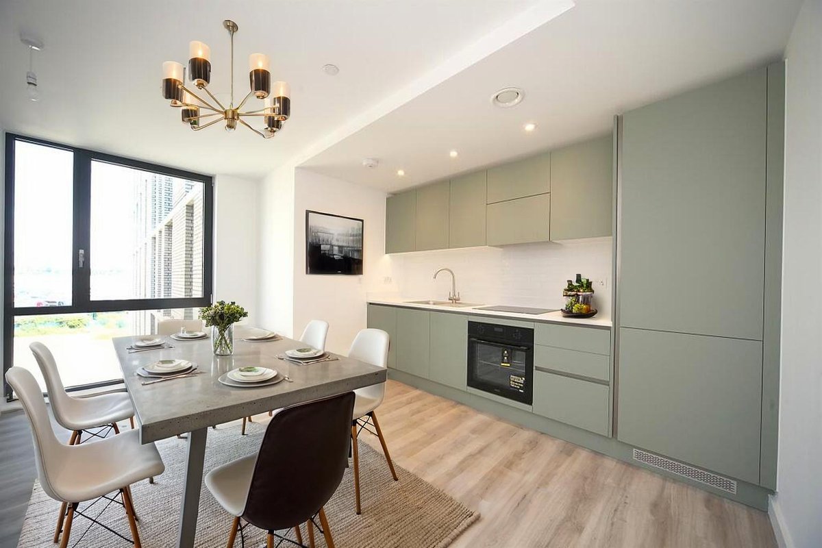 Lu2On's tweet photo. #Spring a new look on your #apartment. It can be quite dramatic what a rug, lighting treatment and style of furniture can do. We staged two rooms, 2 ways to show what can be done.🍃

Lu2on has studio, 1 &amp; 2 bed apartments for sale, rental &amp; investment.
Prices from £205,000
#Lu2on https://t.co/6qKZEEgm2h