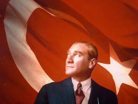 Atatürk fundó la Turquía moderna, dio derechos a las mujeres antes que en muchos países de Europa, alfabetizó a todo el país y separó religión y Estado en muy poco tiempo.  

Los turcos lo quieren muchísimo, y con razón. Un líder admirable y uno de los mejores del mundo. 🇹🇷❤️🇪🇸