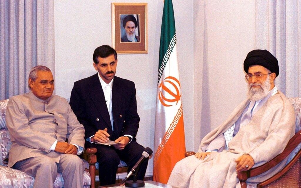 Vigraharaja's tweet photo. Khamenei receives Atal Bihari Vajpayee in Tehran
Iran, 2001 https://t.co/cn77DeWJQE
