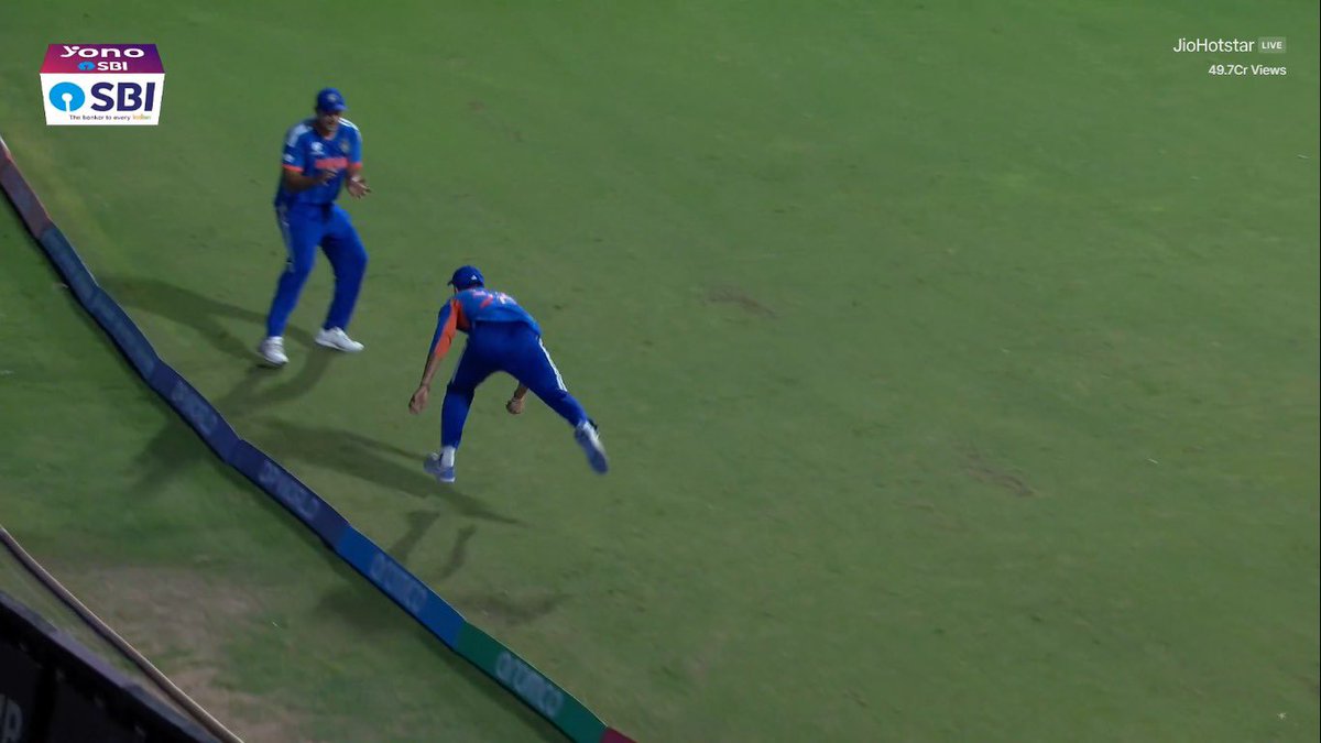 ZisHan_22's tweet photo. What a catch axar
#IndvsEngland #T20WorldCup26 https://t.co/mEOGjuZewB
