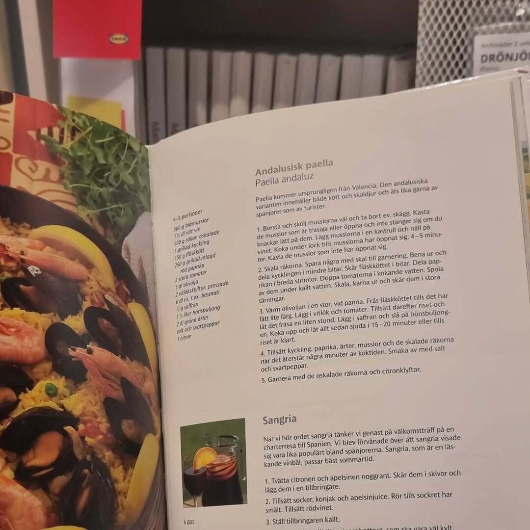 dmbejar's tweet photo. Receta de la "Paella andaluz" en los libros de decoración de Ikea Valencia. No lleva chorizo. https://t.co/fSaWAgITDk