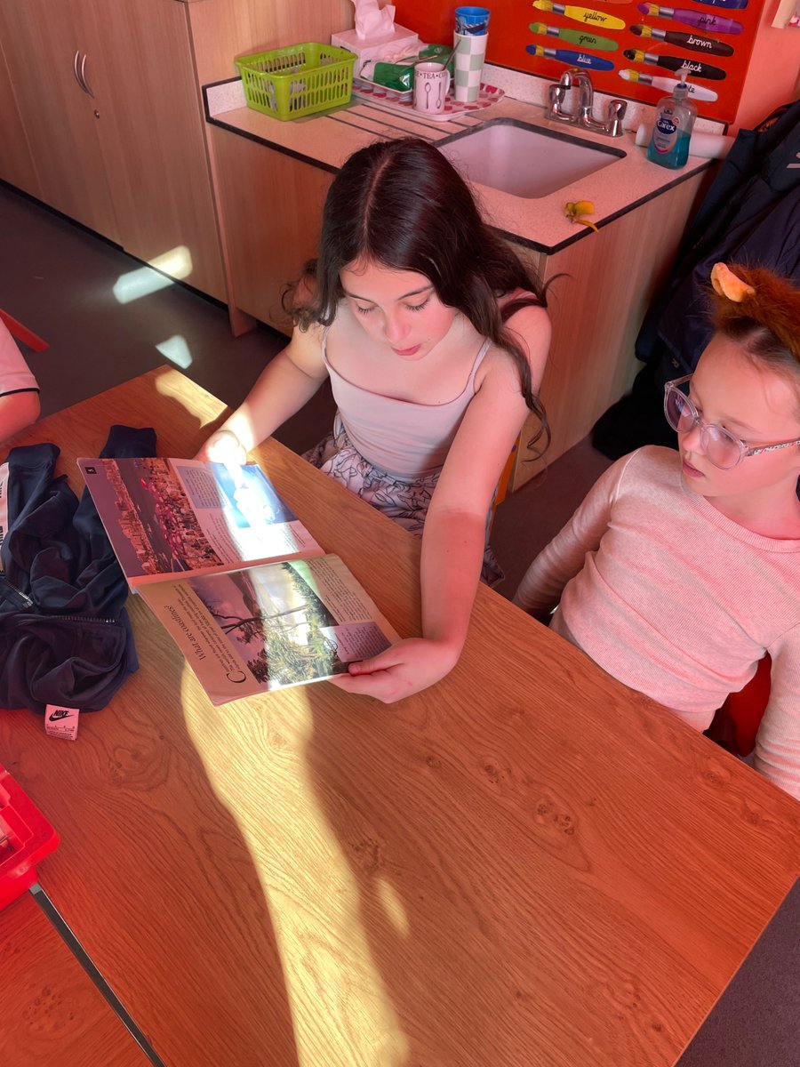 EastfieldPSHull's tweet photo. 1SL enjoyed having some of the year 6 pupils read with us this afternoon to celebrate world book day! #epsreading https://t.co/3kMjmBfNW6