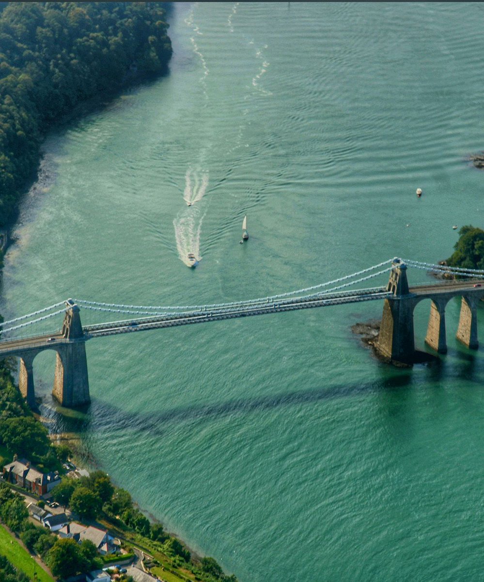 WalesCoastUK's tweet photo. A birds eye view of Menai Bridge ✨

#WalesCoastPath #LlwybrArfordirCymru #VisitWales #CroesoCymru #Cymru #Wales #DiscoverWales #WalesCollective #WalesOnline #Guidebooks #Books #WalkingBooks #MenaiBridge #MenaiStrait #Anglesey #YnysMon https://t.co/1AlAVH0KMZ