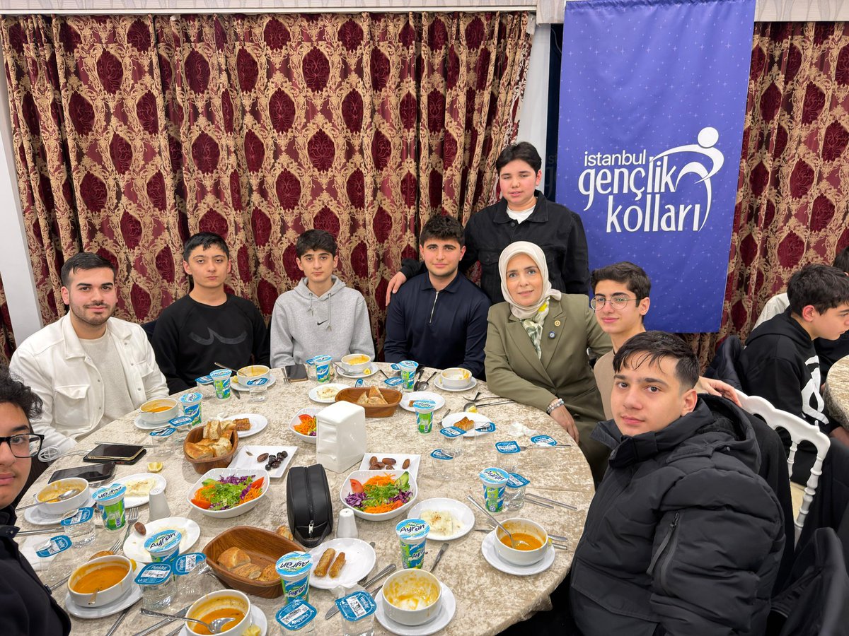 📍Bayrampaşa

Gençlik kollarımızın en dinamik birimi olan Yeni Seçmen Birimimizin İstanbul 2. Bölge Okul Başkanlarıyla iftar soframızda bir araya geldik.

İl Gençlik Kolları Başkanımız <a href="/nevzatyucetr/">Nevzat Yüce</a> ile birlikte; enerjileri, heyecanları ve davaya olan inançlarıyla yarınlarımızı
