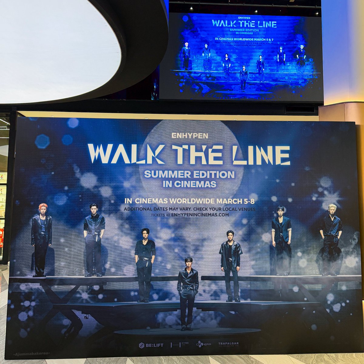 รีวิว #WALKTHELINESUMMER วันนี้ที่เซ็นทรัลเวิลด์เอนจีนเต็มโรงมาก ร้องเพลง + ชานท์กันดังมาก ผู้ชายเสยผมทีกรี้ด ซองฮุนถกแขนเสื้อทีกรี้ด ฟิลดีสุด เหมือนอยู่ในคอน
อันนี้เป็นคอนสเตเดี้ยมที่ญี่ปุ่น เลยได้ฟังเพลงญี่ปุ่น+เมมเบอร์พูดญป.ด้วย  คอนนี้ยกให้ shine on me คือที่สุดดดดดดดดดด