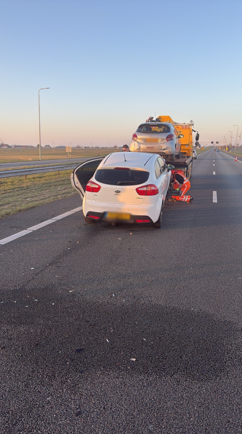 Verkeer op A7 over vluchtstrook geleid na ongeval bij Avenhorn