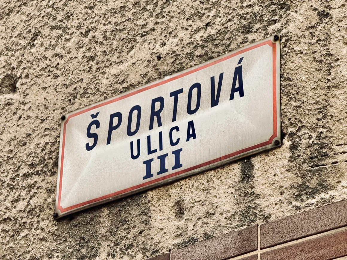 Maszty oświetleniowe z logo Coca-Coli, jedna z lepszych stadionowych reklam w tej części Europy, wciąż stoją. Ale jak tak dalej pójdzie, słynne szczoteczki do zębów ze Štadiónu Pasienky, runą na ziemię.
Krótka relacja z Bratysławy: numer14.pl/stadion-pasien…