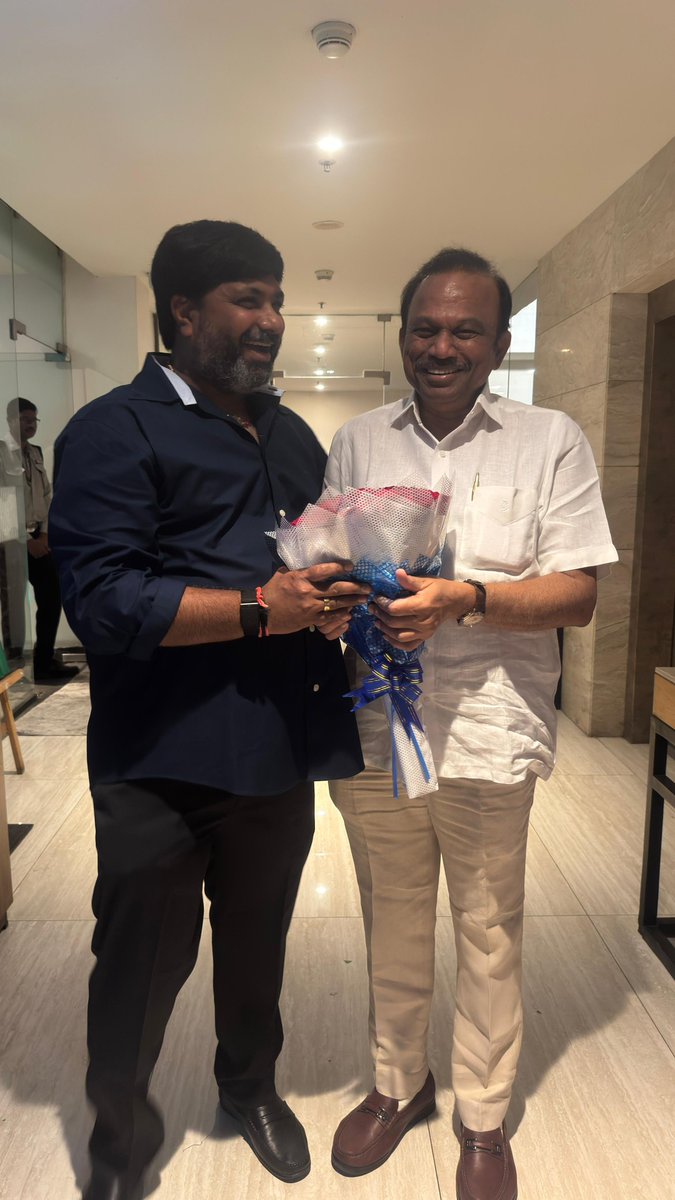 reddymagunta5's tweet photo. మారిటైం బోర్డు చైర్మన్ శ్రీ దామచర్ల సత్య గారి పుట్టిన రోజు సందర్భంగా విజయవాడ లోని లెమన్ ట్రీ హోటల్ లో ఏర్పాటు చేసిన పుట్టిన రోజు వేడుకలలో పాల్గొని సత్య గారికి జన్మదిన శుభాకాంక్షలు తెలియజేసిన ఒంగోలు పార్లమెంట్ సభ్యులు శ్రీ మాగుంట శ్రీనివాసులు రెడ్డి గారు.
#Magunta #magutasrinivasulureddy #MaguntaRaghavaReddy #TDP #narachandrababunaidu
