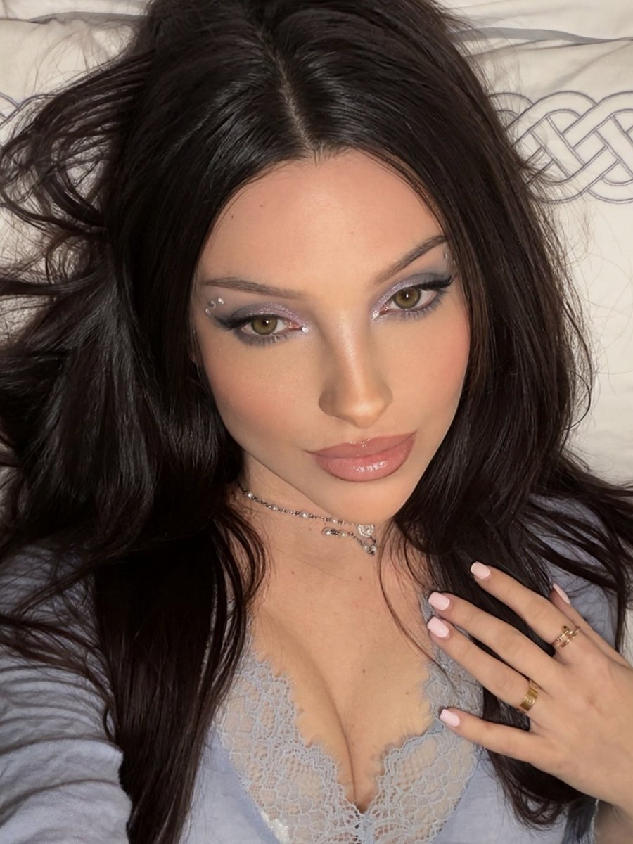 Niikoletaa_'s tweet image. ✨🔥 GIVEAWAY TIME #LPP 🔥✨
I’m giving away 3x Season 1 Act 2 for Demacia Battle Passes

How to enter
Follow @Niikoletaa_ + Like + Comment 💙

Includes 
✅ Corrupted Petricite Maokai
✅ Corrupted Petricite Xerath
✅ Prestige Requiem Sona
• more goodies 👀

🙏 @LoLGermany