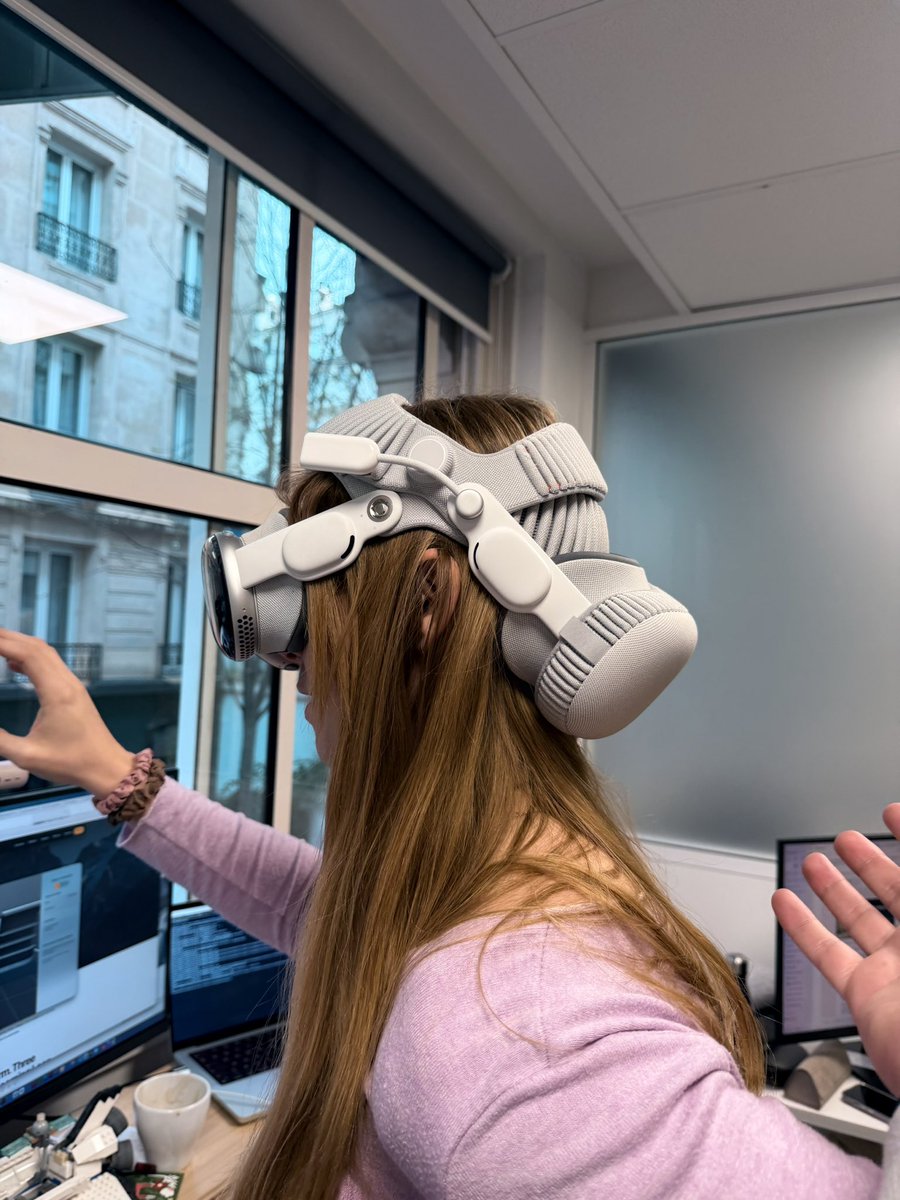 Tina Debove ᯅ tweet media