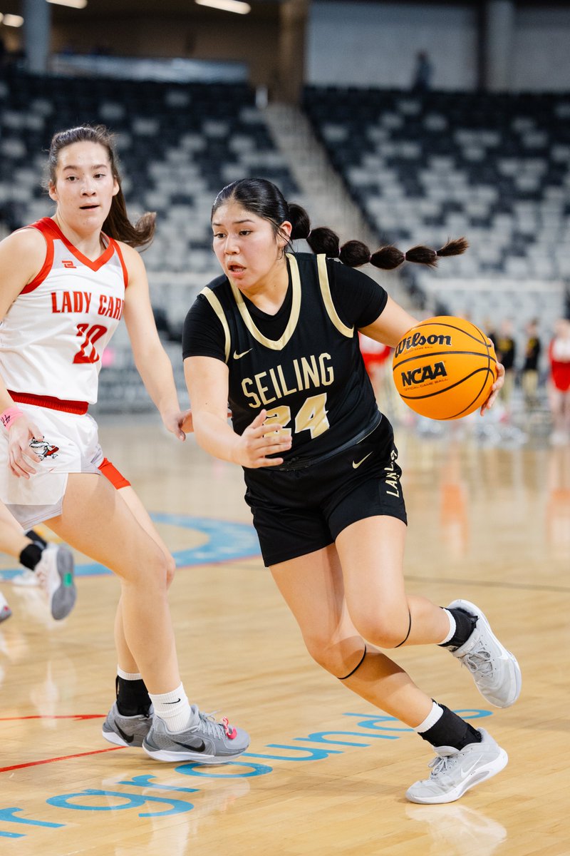 IWasAtTheGame's tweet image. 2026 OSSAA Class A-B State Tournament
#TheRoadToTheGoldBall THURSDAY - Game #3
Class B-I Quarterfinals

SEILING over MEDFORD 43-34 @ FINAL

Time to celebrate and it’s time to move on to the Semifinals!

Rotnei Clarke - State Farm Insurance Agent leading scorers of the game