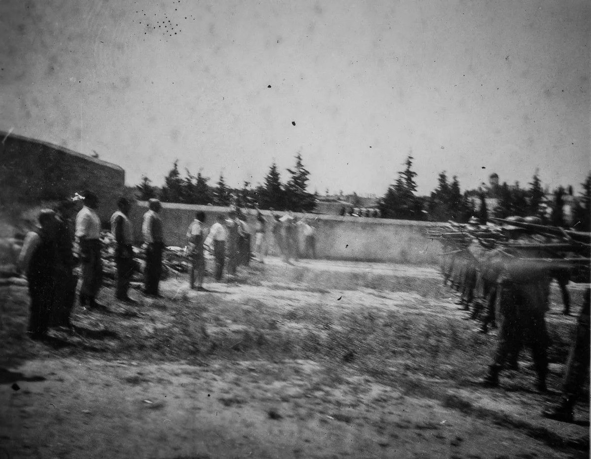 Η μοίρα επεφύλασσε μια ακομα πιο συγκλονιστικη φωτογραφία απο αυτες που είχαν ήδη δει το φως της δημοσιοτητας.
Αδιανόητο. Ανατριχίλα.