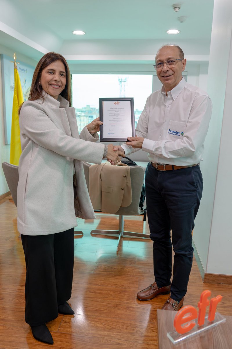 Findeter's tweet photo. ¡El trabajo que hacemos en Findeter sigue siendo reconocido!

Fuimos recertificados como Empresa Familiarmente Responsable (#efr), un sello que destaca nuestro compromiso con la conciliación, el bienestar y una cultura que pone a las personas en el centro. @efr_certificado https://t.co/MNcgmF4kUP