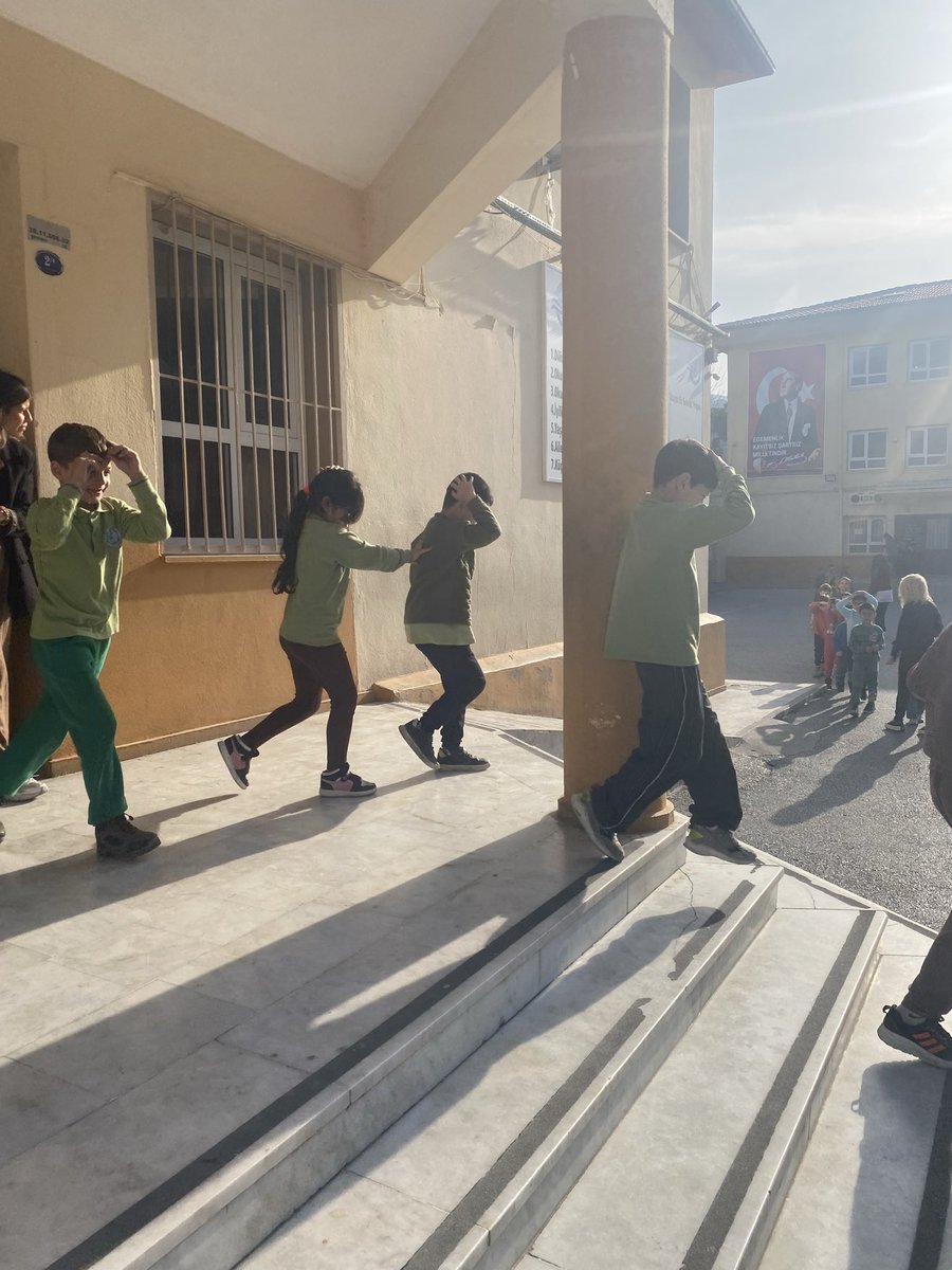Deprem haftası etkinlikleri kapsamında okulumuzda bugün sirenler eşliğinde deprem ve personel tahliye tatbikatları başarılı bir şekilde gerçekleştirilmiştir.