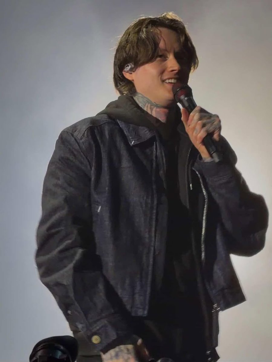 concreteevil's tweet photo. what if i say that this is his best outfit https://t.co/u0tYHgau0r