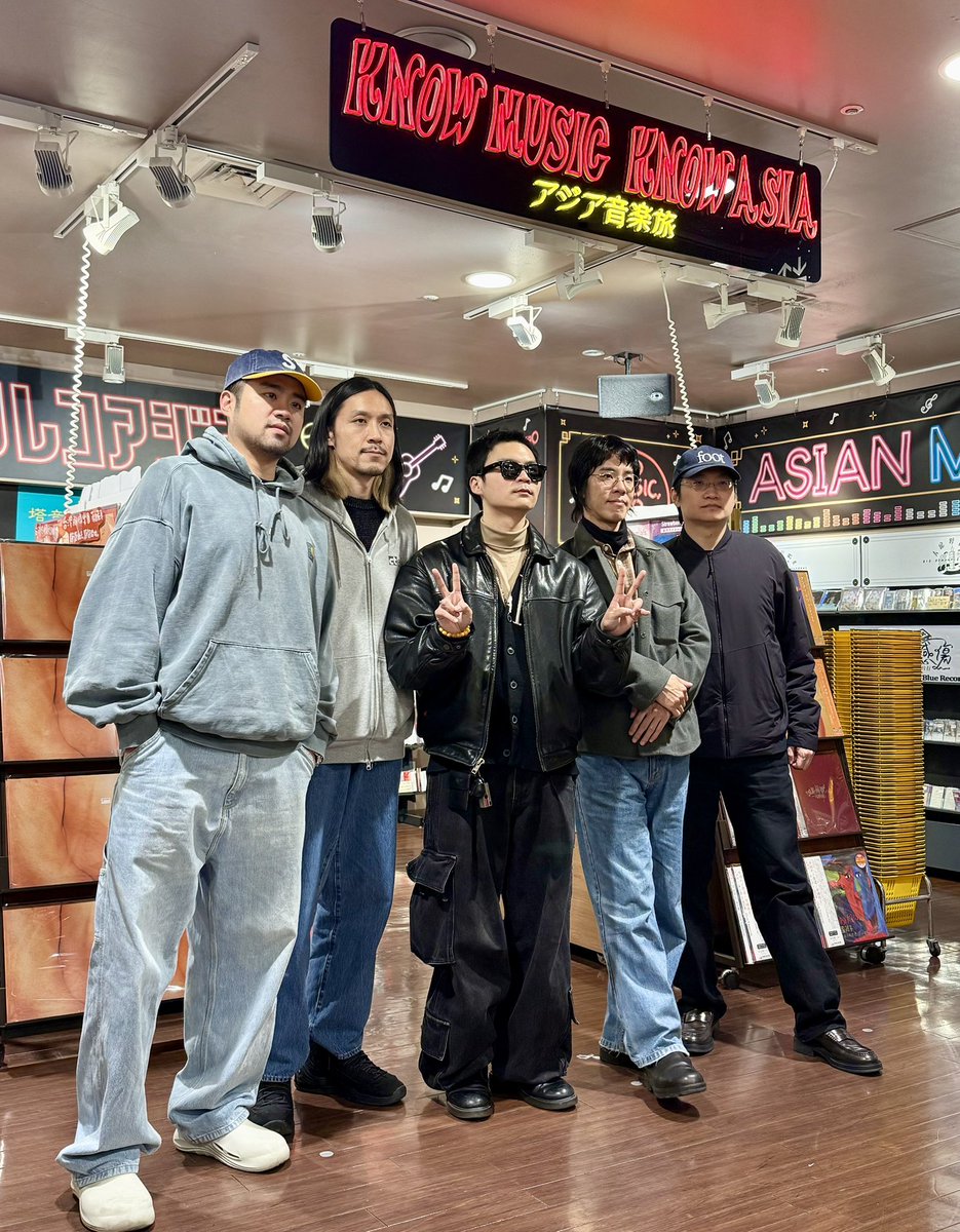 sekuwa's tweet photo. 落日飛車、Zeppの翌日はタワレコ渋谷店でサイン会。このイベント決まる前に既にCD買っていたのよ…(懐かしの透明雜誌インストアも同じ状況であった)名乗っていないのに名前書いてくれてた😭ファンサありがとうございます！ https://t.co/hO4hO2V4tM