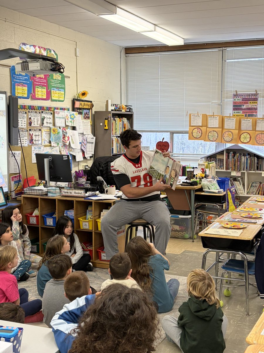 Lakeland_FB's tweet photo. 🇺🇸 READ ACROSS AMERICA WEEK https://t.co/KmLQCHlFhf