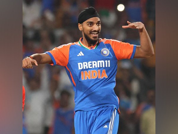 TsFinance77's tweet photo. Varun Chakaravarthy : Six King 

Arshdeep Singh : wide ball king 

 #INDvsENG https://t.co/dAWUN9td4S