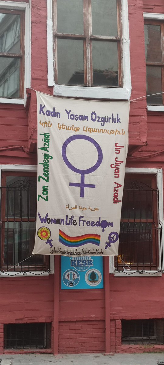 Az da olsa memlekette güzel şeyler oluyor.

Kadıköy’de, eskiden Ermenilerin yoğun yaşadığı bir sokakta, Eğitim-Sen Kadıköy’ün #8MartDünyaKadınlarGünü kapsamında hazırladığı çok dilli pankartta Ermenice görmek mutlu etti.

“Կին, Կեանք, Ազատութիւն”