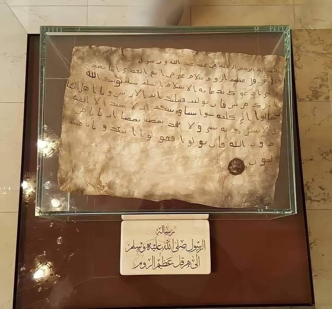 du_desert21's tweet photo. 📜 الرسالة التي أرسلها رسول الله ﷺ ، إلى هرقل عظيم الروم وامبراطور الإمبراطورية البيزنطية والمحفوظة في مسجد الملك الحسين بالأردن . https://t.co/k8Nu02JVPQ