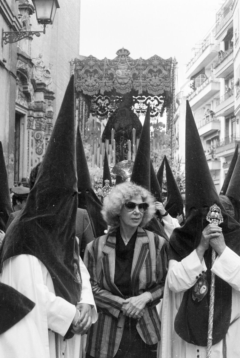 La Duquesa de Alba preside el palio de la virgen de las Angustias Coronada. Año de 1985